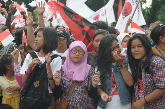 Sorak-sorai para relawan rayakan kemenangan Jokowi