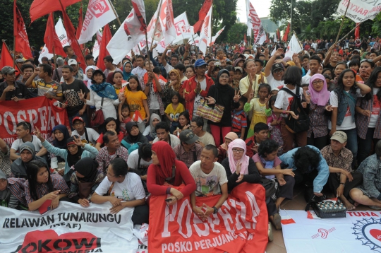 Sorak-sorai para relawan rayakan kemenangan Jokowi
