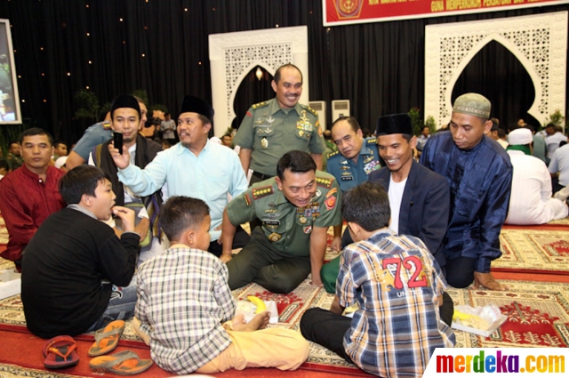Foto : Panglima TNI Moeldoko buka puasa bareng anak yatim 
