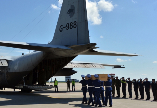 Upacara militer iringi pengantaran jenazah MH17 ke Belanda
