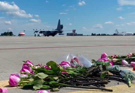 Upacara militer iringi pengantaran jenazah MH17 ke Belanda