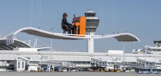 Aksi nekat Pianis Jerman 'konser piano di atas awan'