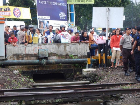 Puluhan pedagang asongan blokir rel kereta di Purwokerto