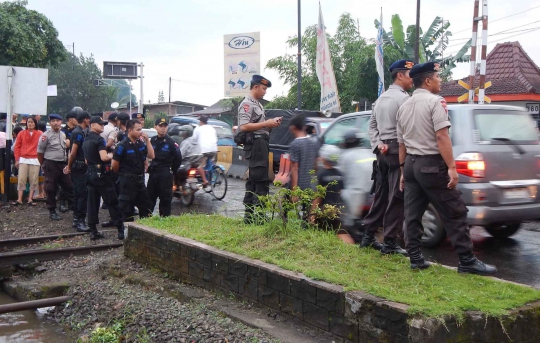 Puluhan pedagang asongan blokir rel kereta di Purwokerto