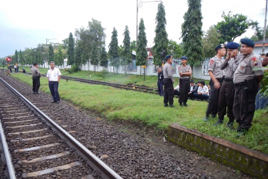 Puluhan pedagang asongan blokir rel kereta di Purwokerto