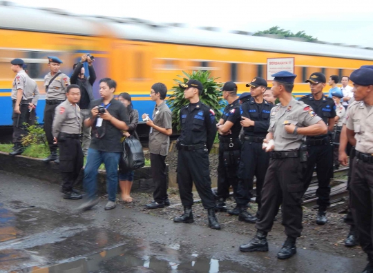 Puluhan pedagang asongan blokir rel kereta di Purwokerto