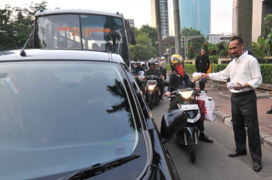 Aksi Abraham Samad bagi-bagi takjil di depan Gedung KPK