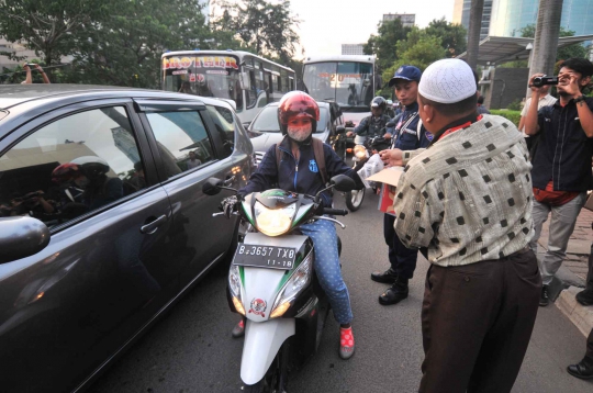 Aksi Abraham Samad bagi-bagi takjil di depan Gedung KPK