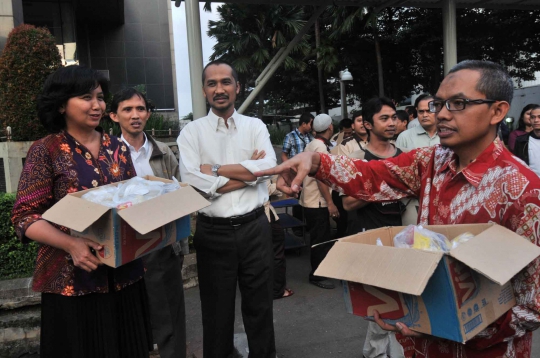 Aksi Abraham Samad bagi-bagi takjil di depan Gedung KPK