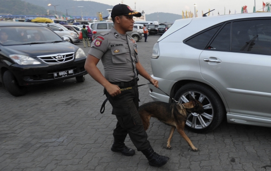 Razia narkoba pemudik di Pelabuhan Merak dengan anjing pelacak