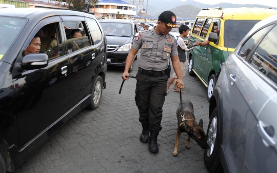 Razia narkoba pemudik di Pelabuhan Merak dengan anjing pelacak