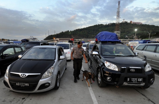 Razia narkoba pemudik di Pelabuhan Merak dengan anjing pelacak