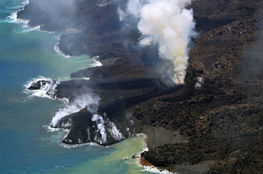 Dahsyatnya fenomena pembentukan pulau vulkanik baru di Jepang