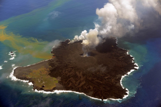 Dahsyatnya fenomena pembentukan pulau vulkanik baru di Jepang