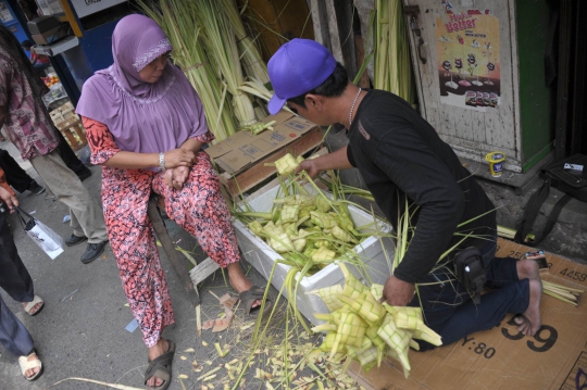 Potret keberkahan pedagang ketupat jelang Hari Raya