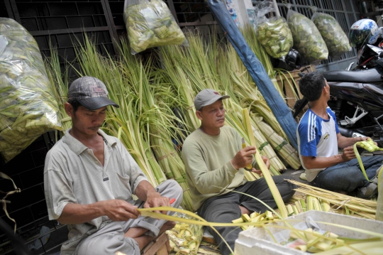 Potret keberkahan pedagang ketupat jelang Hari Raya