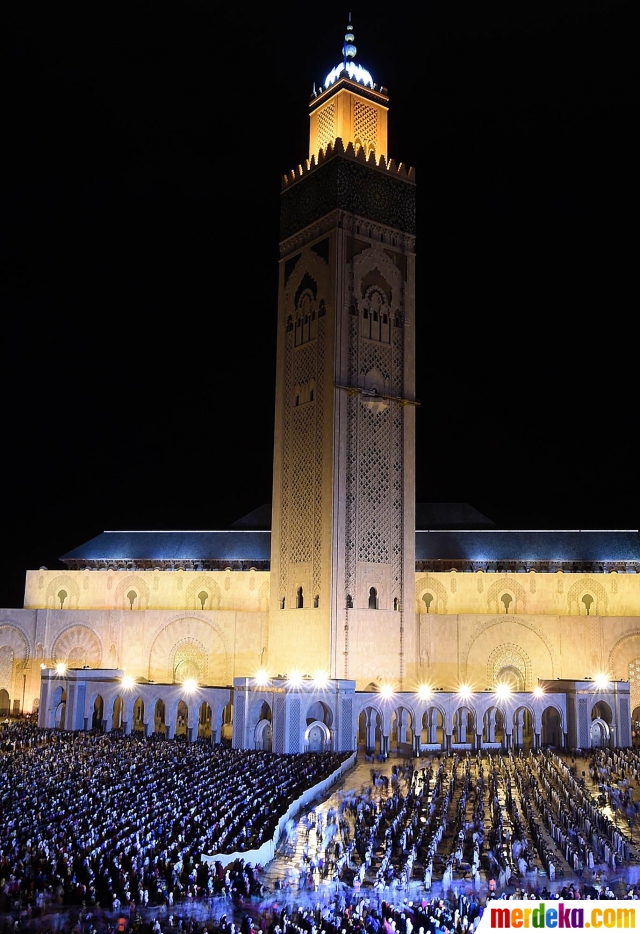 Foto : Mengunjungi Masjid Hasan II saat malam ke-27 