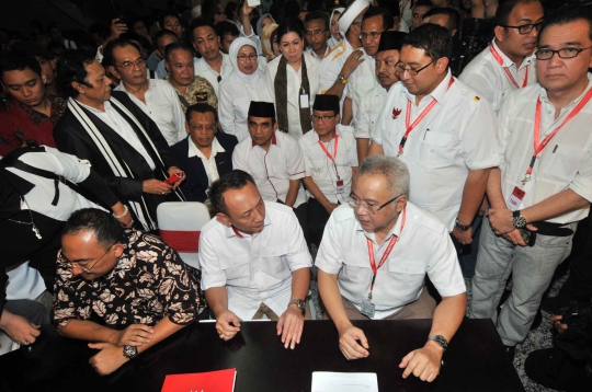 Tim kuasa Prabowo-Hatta serahkan bukti kecurangan KPU ke MK