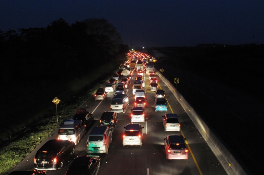 Arus mudik keluar Tol Cikampek ke Pantura padat merayap