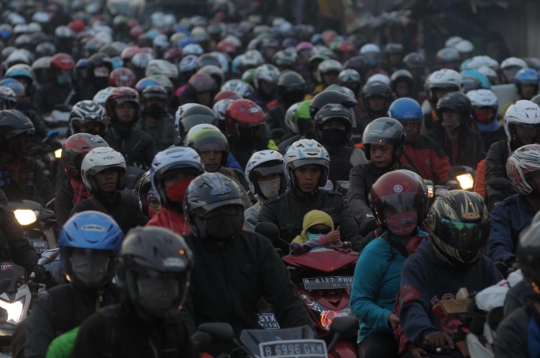 Ribuan pemudik motor padati jalur alternatif Cikalong Karawang