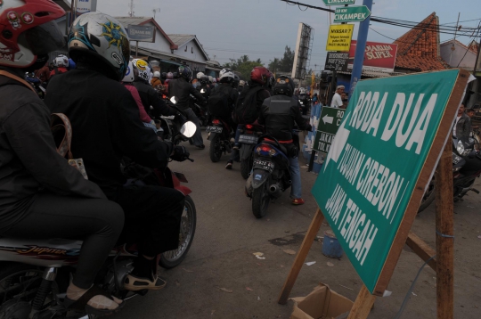 Ribuan pemudik motor padati jalur alternatif Cikalong Karawang