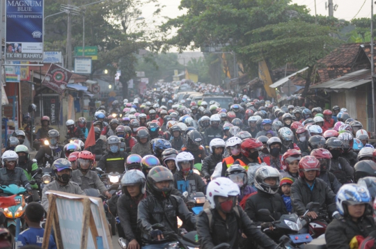 Ribuan pemudik motor padati jalur alternatif Cikalong Karawang