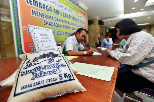 Pembayaran zakat fitrah di Masjid Istiqlal