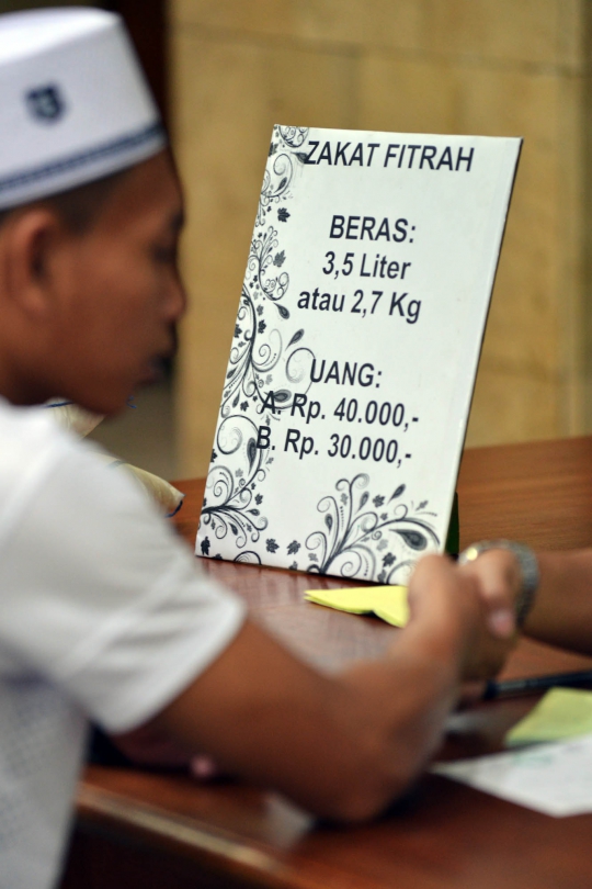 Pembayaran zakat fitrah di Masjid Istiqlal