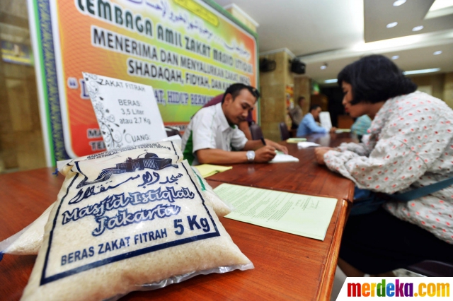 Foto Pembayaran zakat  fitrah di Masjid Istiqlal merdeka com