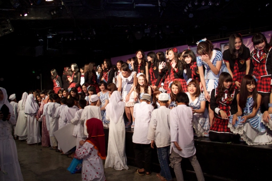Melihat acara buka bersama JKT48 dengan anak panti asuhan