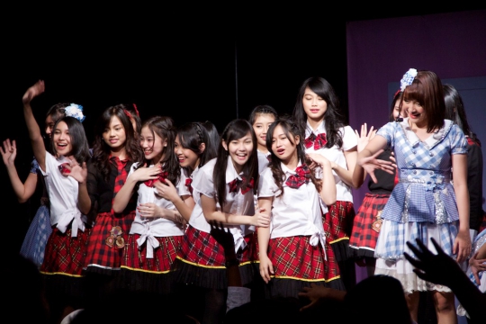 Melihat acara buka bersama JKT48 dengan anak panti asuhan