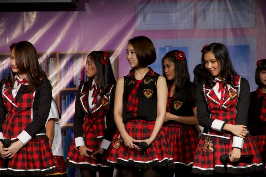 Melihat acara buka bersama JKT48 dengan anak panti asuhan