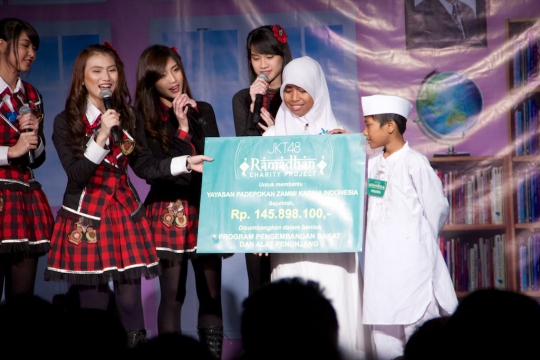 Melihat acara buka bersama JKT48 dengan anak panti asuhan