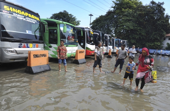Jelang Lebaran, Terminal Kampung Rambutan banjir