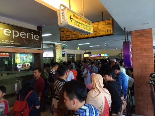 Suasana arus mudik H-1 Lebaran di Bandara Ahmad Yani Semarang