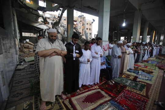 Nestapa warga Gaza salat Id di masjid bekas serangan Israel