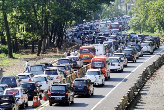 Hari kedua Lebaran, lalu lintas ke Puncak macet parah