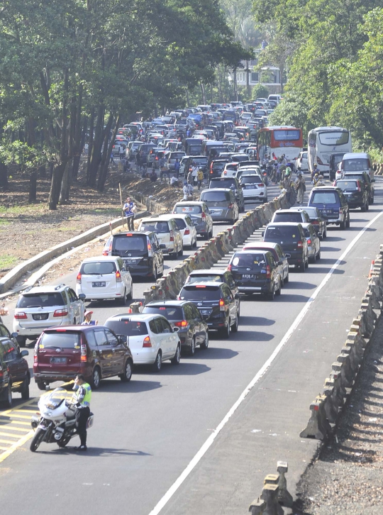 Hari kedua Lebaran, lalu lintas ke Puncak macet parah