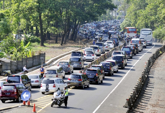 Hari kedua Lebaran, lalu lintas ke Puncak macet parah