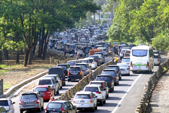 Hari kedua Lebaran, lalu lintas ke Puncak macet parah