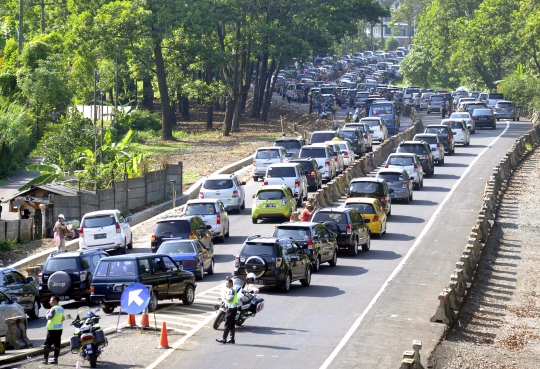 Hari kedua Lebaran, lalu lintas ke Puncak macet parah