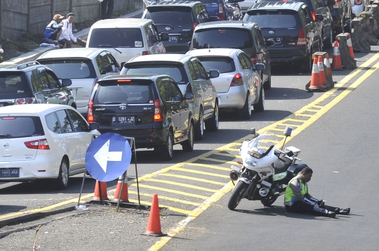 Padatnya atur arus mudik, membuat polisi ini kelelahan