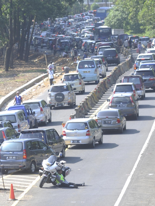 Padatnya atur arus mudik, membuat polisi ini kelelahan