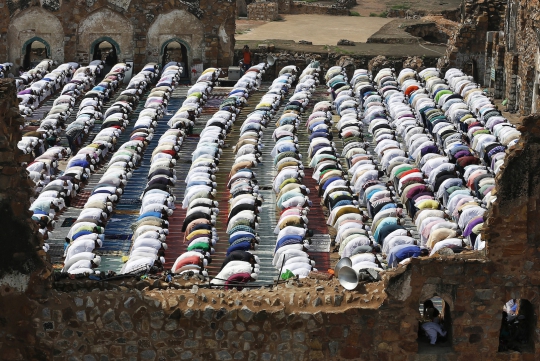 Kekhusyukan muslim India jalani salat id di reruntuhan masjid