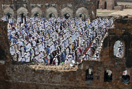 Kekhusyukan muslim India jalani salat id di reruntuhan masjid