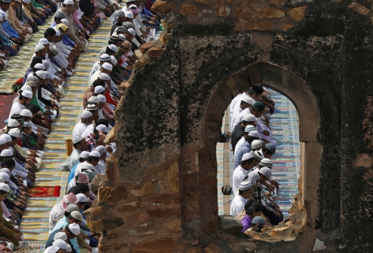 Kekhusyukan muslim India jalani salat id di reruntuhan masjid