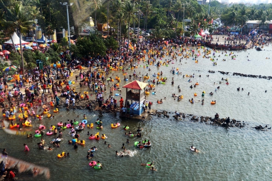 Puluhan ribu pengunjung padati Ancol di hari kedua libur lebaran