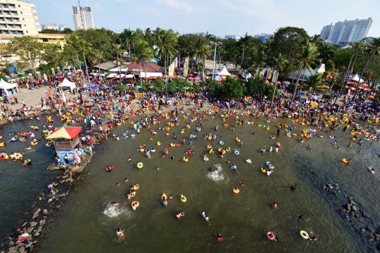 Puluhan ribu pengunjung padati Ancol di hari kedua libur lebaran