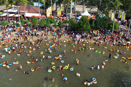 Puluhan ribu pengunjung padati Ancol di hari kedua libur lebaran