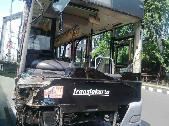 Ini Transjakarta dan Kopaja yang tabrakan di Jalan Gunung Sahari